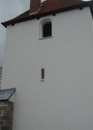 Kirketårn malet med Skalcem.
